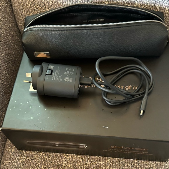 EUC ghd Unplugged On The Go Cordless Styler Gift Set - Picture 14 of 16